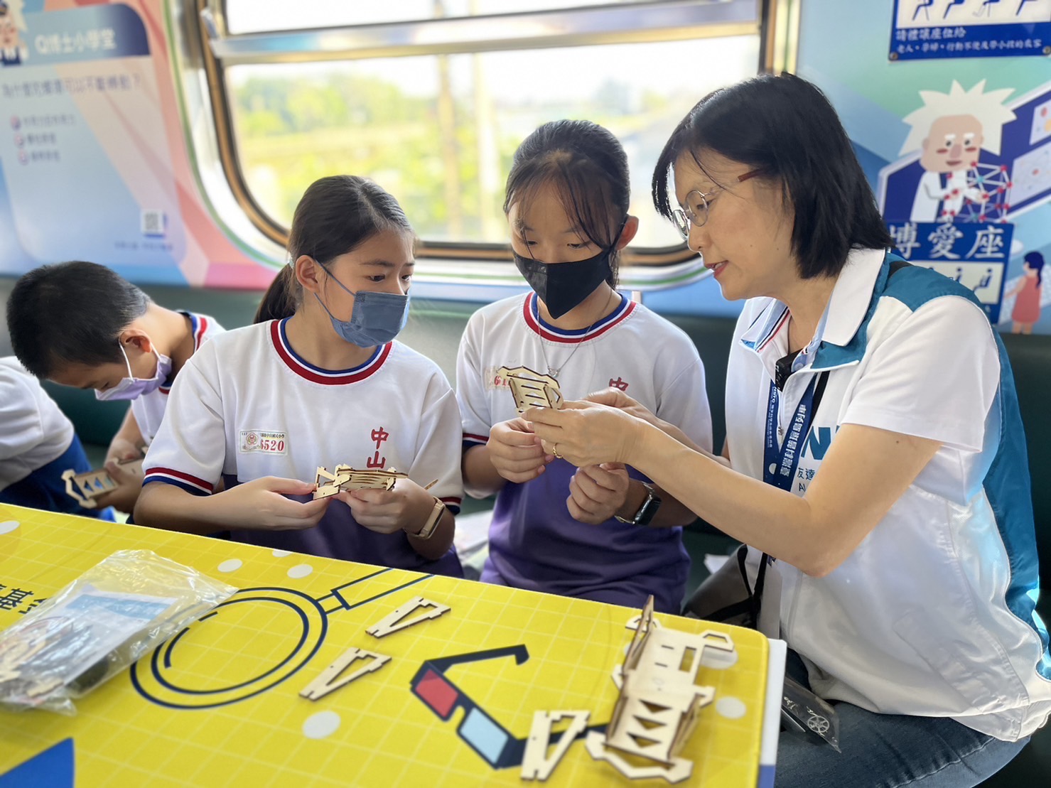 友達永續基金會執行長古秀華及同仁親自擔任科普列車志工，帶領師生們動手做科學，傳遞能源科普知識，讓科學教育向下紮根