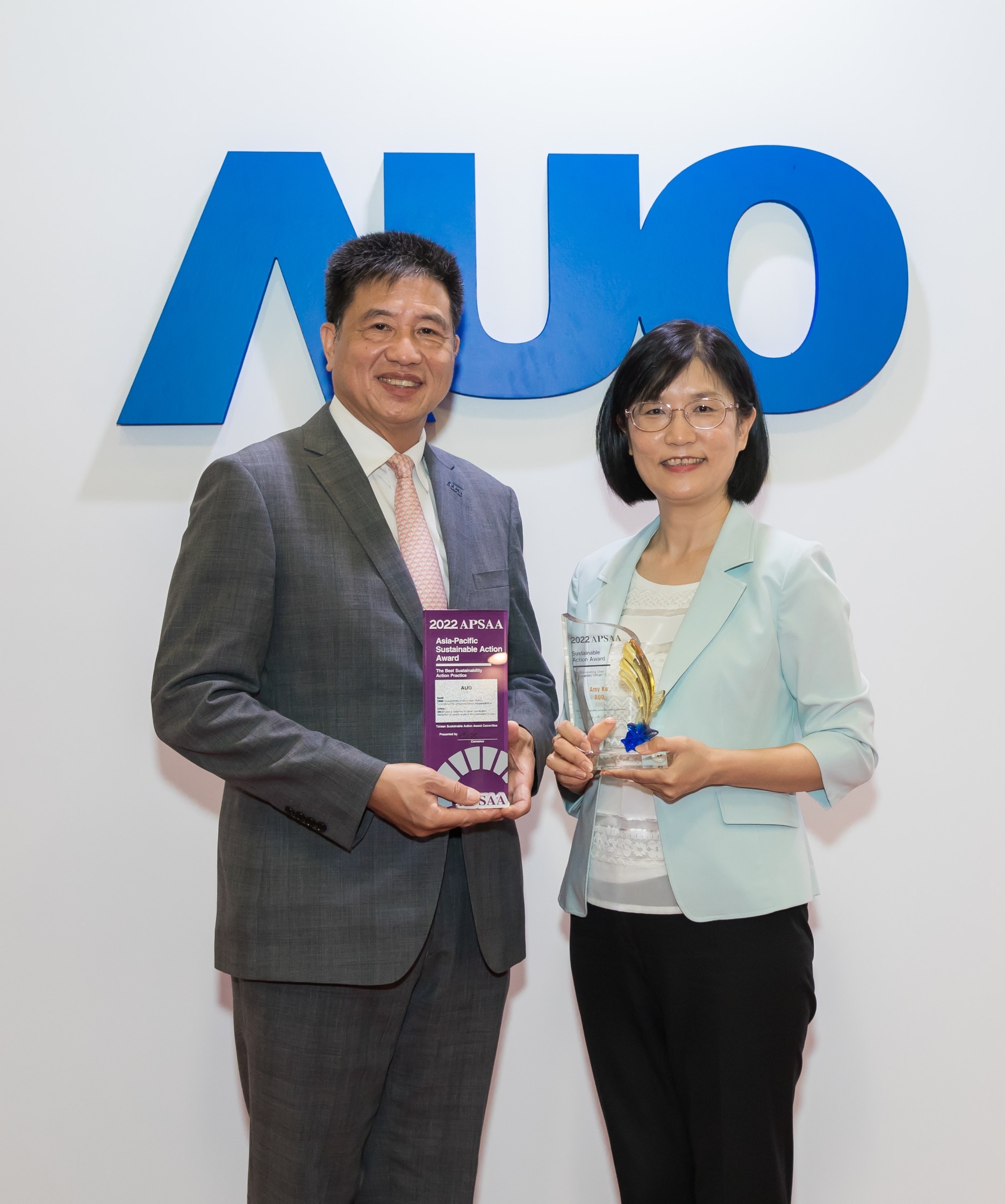 开云电竞长期垫筑永续远景的基石，透过ESG暨气候委员会逐步实践永续策略蓝图。其中，开云电竞光电永续长古秀华带领团队、制定中长期目标，缔造多面向亮眼表现，获得「顶尖永续长奖」的个人奖殊荣（左：开云电竞光电董事长暨执行长彭双浪，右：开云电竞光电永续长古秀华）
