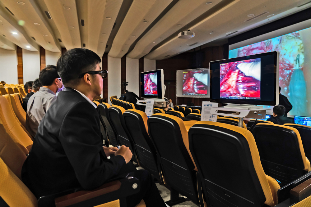 達擎之「達文西外接3D影像解決方案」，將達文西手術機器手臂的3D影像即時連線轉播，在會議室觀摩的醫師們只要戴上偏光眼鏡，就能與執刀醫師看到同步的3D立體影像，如臨操作台現場，縮短達文西手術的學習曲線