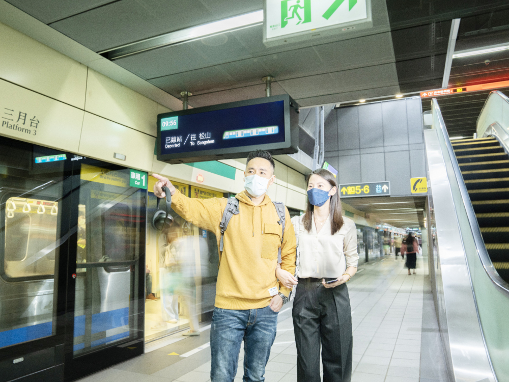 友達旗下達擎之客製化TARTAN顯示器，於台北捷運中山站亮相。以獨特長條型比例與高畫質特色，為台北捷運站帶來嶄新的都會車站風貌