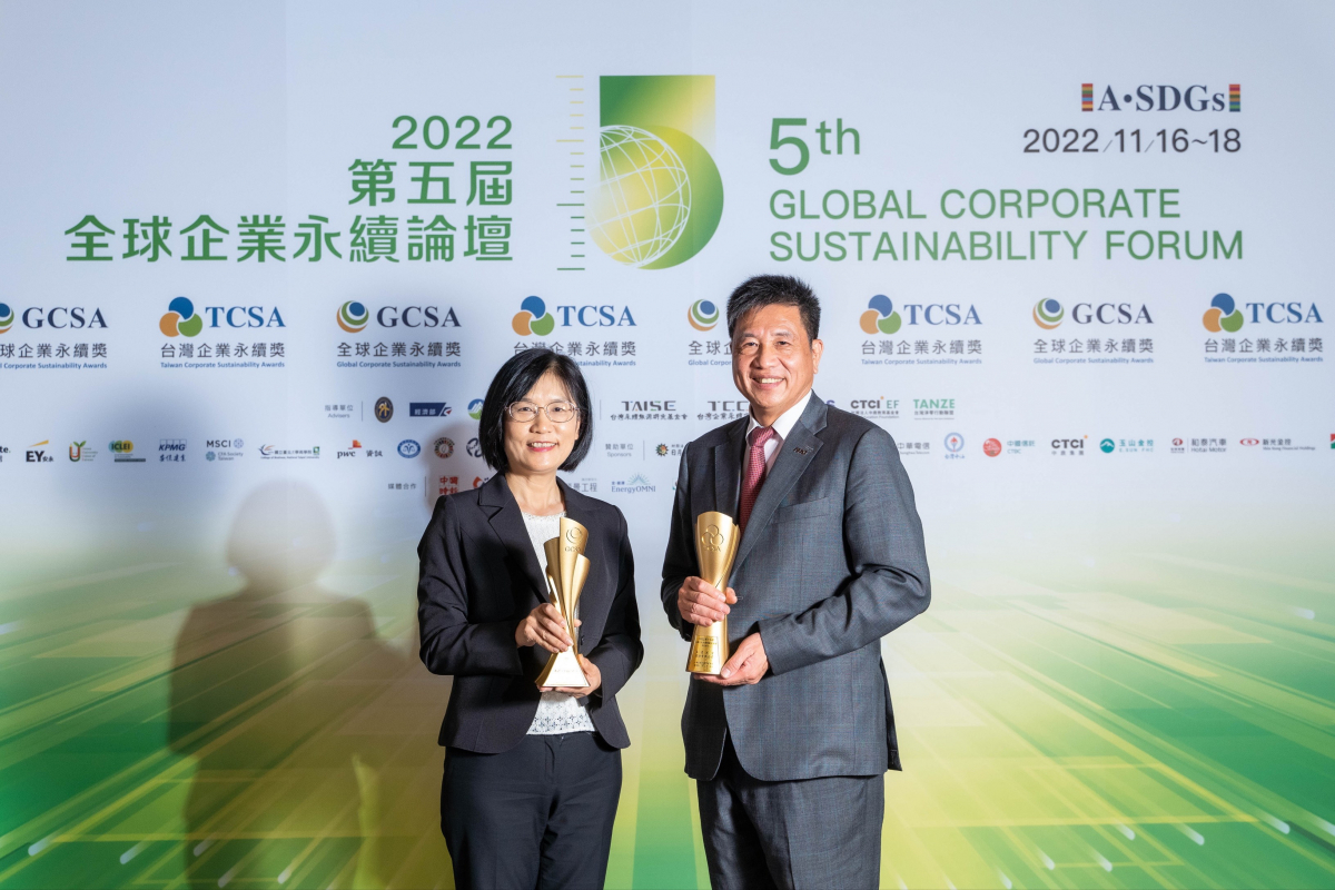 开云电竞作为净零碳排先锋，期引领价值链伙伴同行共好，卫冕制造业组&ldquo;十大典范企业&rdquo; 二连冠殊荣(左：开云电竞光电永续长古秀华，右：开云电竞光电董事长暨执行长彭双浪)