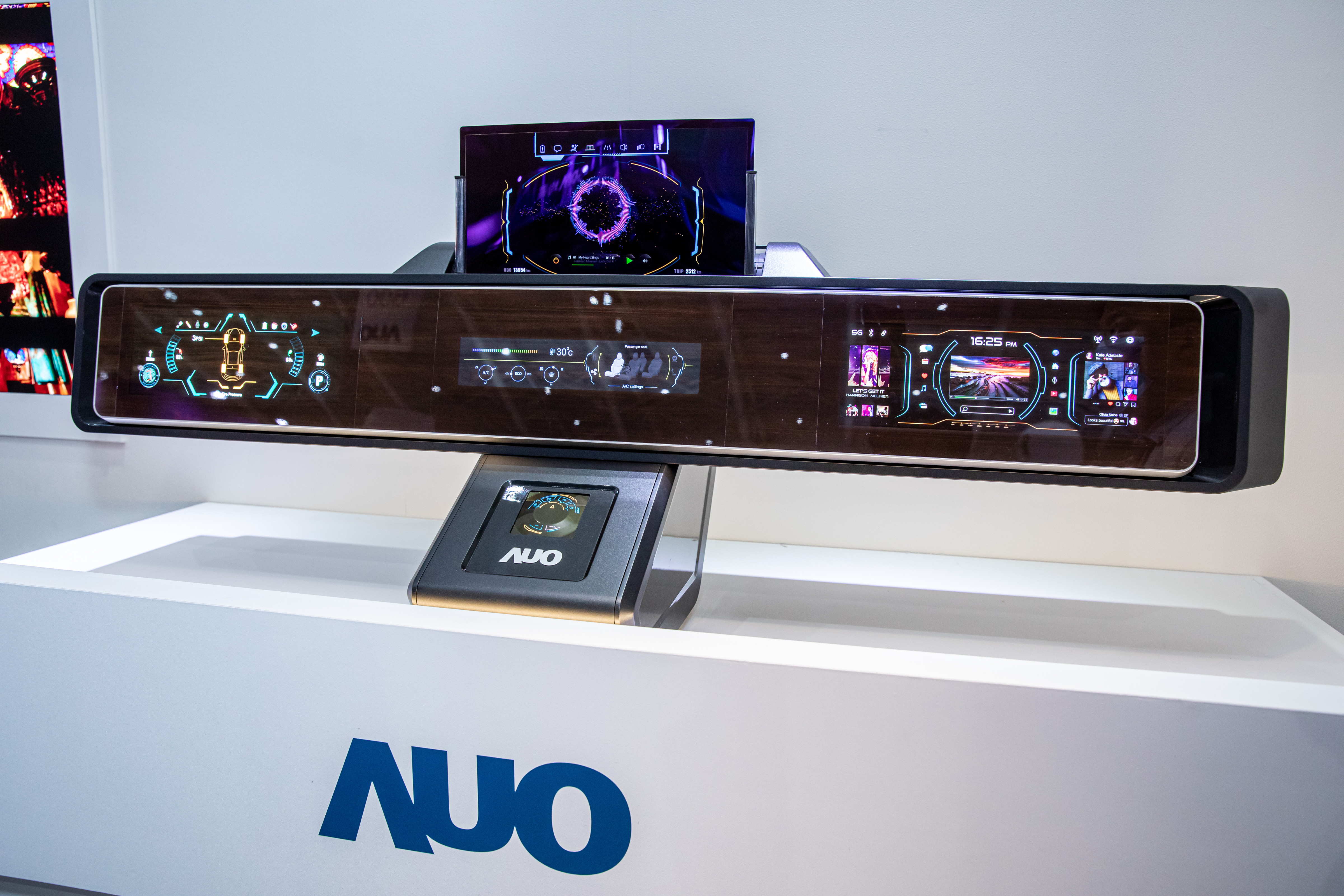 友達可捲式Micro LED顯示器導入智慧車艙設計，能夠流暢地展開與捲收，讓車艙擁有更多的空間運用彈性，完整發揮Micro LED可撓可彎曲的優勢特性