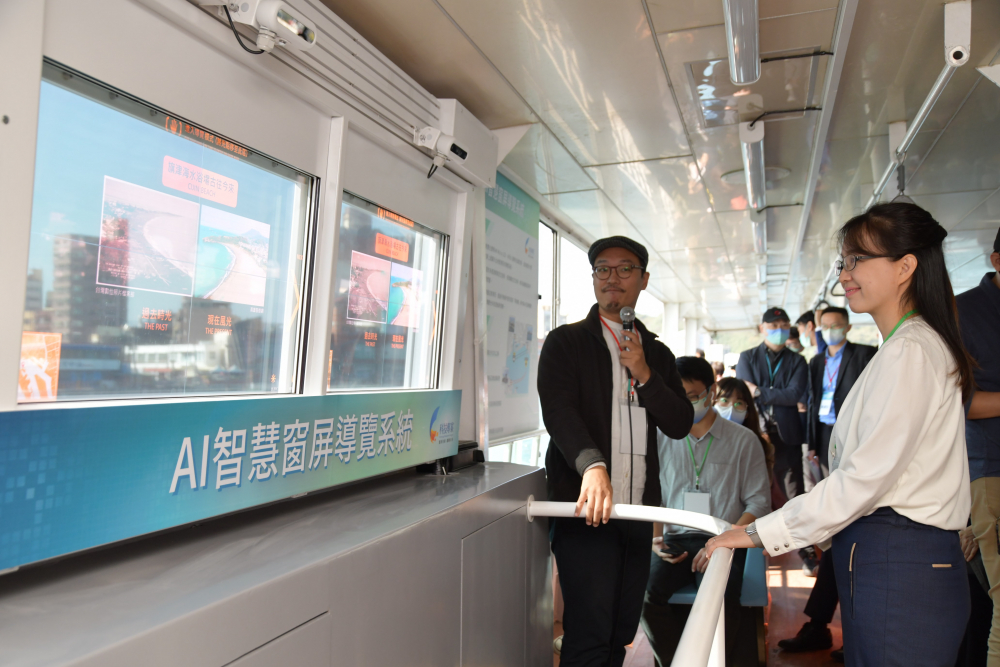 友達整合透明Micro LED智慧窗，透過景物GPS座標定位追蹤乘客視線，可即時在智慧窗提供正確的導覽資訊