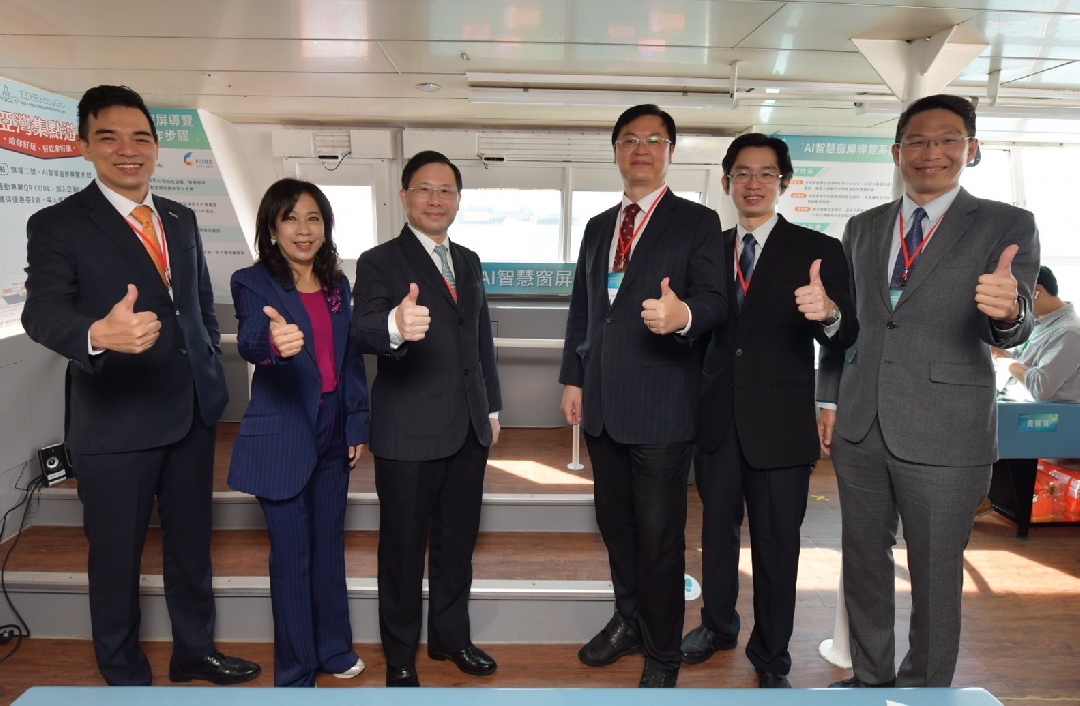 由經濟部技術處指導推動，透過友達光電、工業技術研究院與船舶中心三方合作，於高雄亞灣智慧渡輪率先導入最新Micro LED透明顯示器屏今(22)日啟用(左起友達光電營運長暨總經理柯富仁、高輪公司董事長黃淑美、經濟部次長林全能、高雄市副市長羅達生、經濟部技術處科長張能凱、工研院電光系統所副所長李正中)