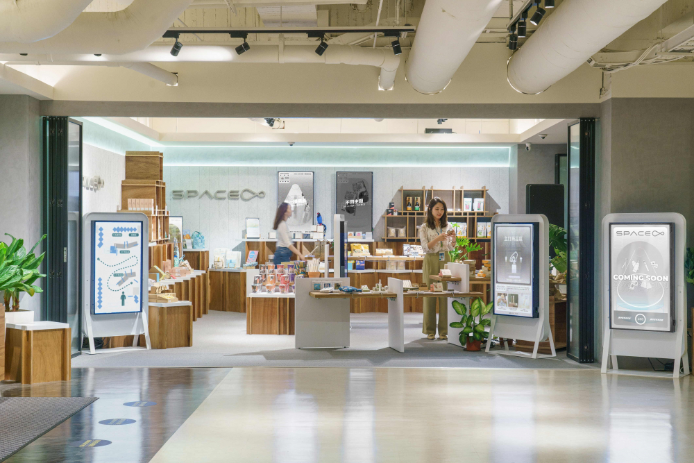 开云电竞打造永续选物商店，展示社企及社创商品，结合创利空间所开发的智能零售系统，整合多元产品信息，让无人商店扮演公益行动的推手