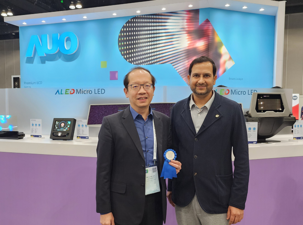 友達光電於2023 SID顯示週，由SID國際資訊顯示學會評選頒發「最佳中型展位獎」。左為友達光電技術長廖唯倫。