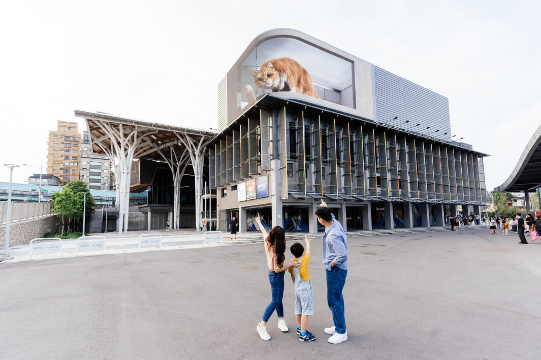 友達打造全台最大戶外裸視3D LED弧形螢幕，將超立體的軟萌胖橘貓動畫活躍於頂樓外牆