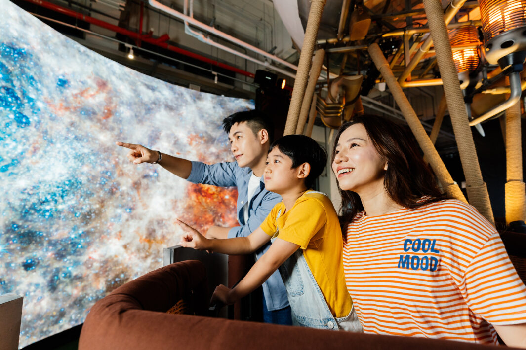 友達打造全台最大寬6公尺、高4公尺、唯一搭載LED弧形拼接顯示屏的動感飛行船，讓乘客駐足在熱氣球上，享受身歷其境的偽出國旅遊樂趣