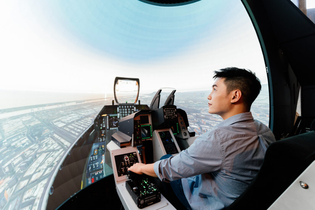 友達以P1.25小間距打造球形LED模擬艙，搭配智崴的精密六軸動態座椅，結合友達專業影像調校技術，呈現擬真模擬飛行場景