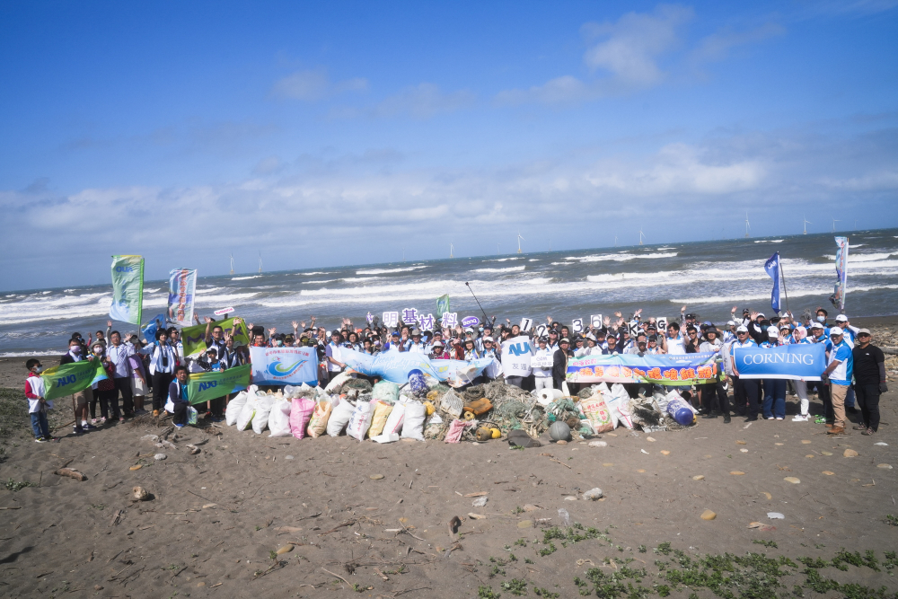 友達永續基金會召集企業志工、產官學和供應商夥伴，在苗栗後龍外埔魚港1340保安林海岸淨攤，齊心協力清除1.2公噸海洋廢棄物，以行動實踐對環境友善的承諾