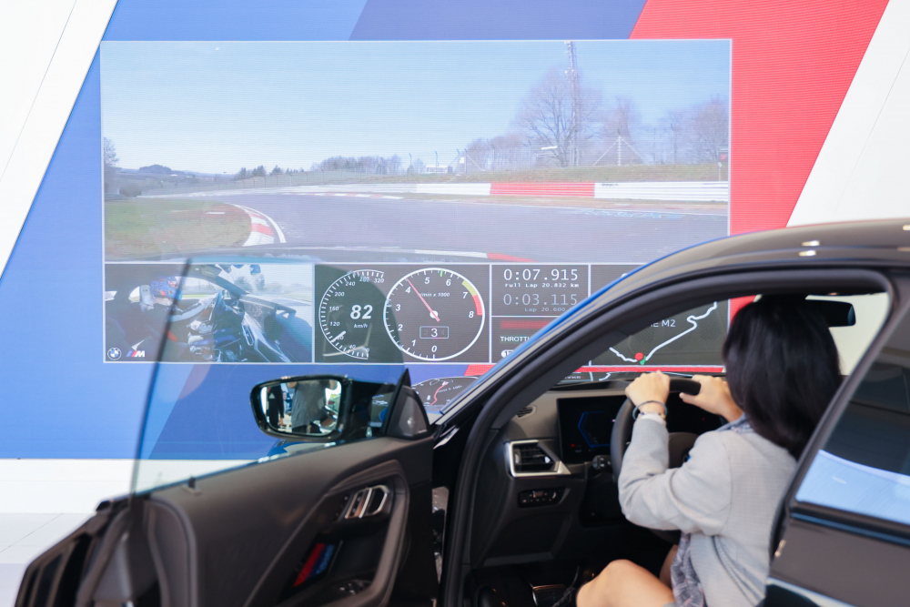 顧客按下虛擬Engine Start按鈕，啟動預選車款的引擎聲浪，螢幕同時呈現德國紐柏林賽道的試駕畫面，坐進車內一秒化身駕駛員馳騁奔騰