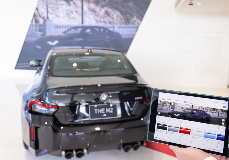 賞車介面即時投放到LED牆上，顧客可即時更換車輛內裝、零件選配與車款配色，提供近乎與實車等比例的沉浸式無死角虛擬賞車體驗