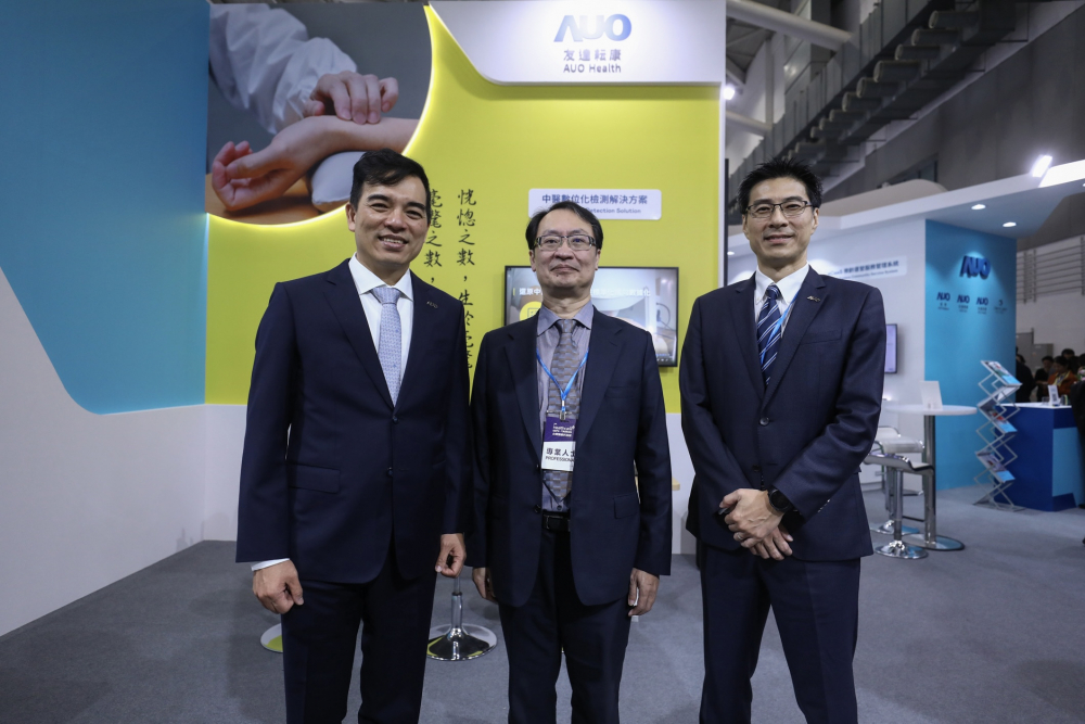 首次於醫療科技展亮相的友達耘康，捐贈數位化檢測設備與研究經費，協助衛福部國家中醫藥研究所打造中醫大數據資料庫。圖由左至右為友達光電執行長暨總經理柯富仁、衛福部國家中醫藥研究所所長蘇奕彰、友達光電智慧醫療事業群總經理廖世宏