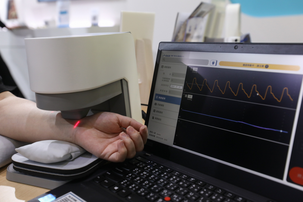 友達耘康脈象檢測系統透過電腦精準控制升降系統，還原中醫師三指把脈過程的舉、按、尋手法，將脈象感受轉化成數據，未來可結合大數據分析，實現智慧醫療及準確性