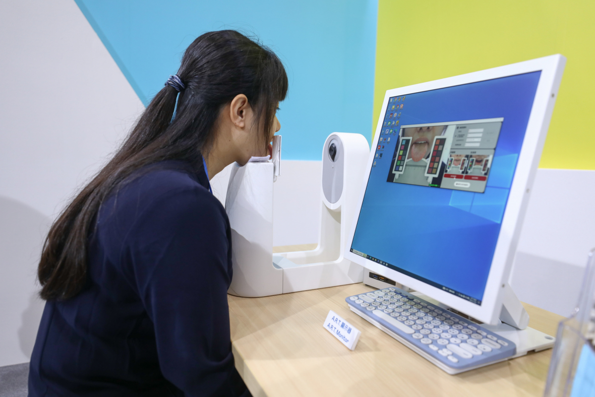 友達耘康延伸友達卓越的感測技術及色彩管理專長，研發出舌象擷取系統，可提供數據化、影像化的檢測結果，輔助醫師與專業醫事人員做為臨床研究、檢測結果評估與檢測紀錄的留存