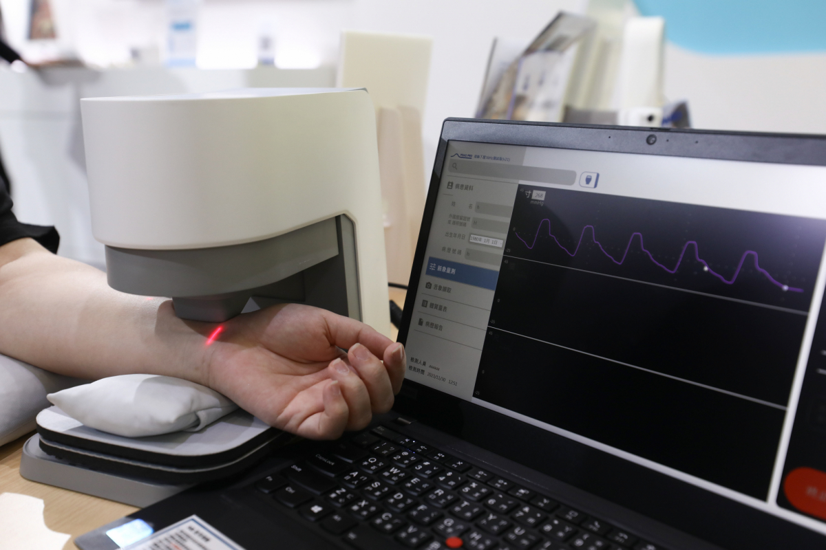 友達耘康脈象檢測系統透過電腦精準控制升降系統，還原中醫師三指把脈過程的舉、按、尋手法，將脈象感受轉化成數據，實現智慧醫療及準確性