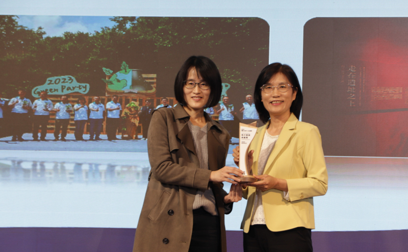 友達保存「西大墩窯遺址」且推廣在地文史教育不遺餘力，今（6）日獲頒「人文企業獎」地方發展獎之最高榮譽典範獎。由文化部陳文婷簡任視察（左）頒獎，友達永續長古秀華（右）代表受獎