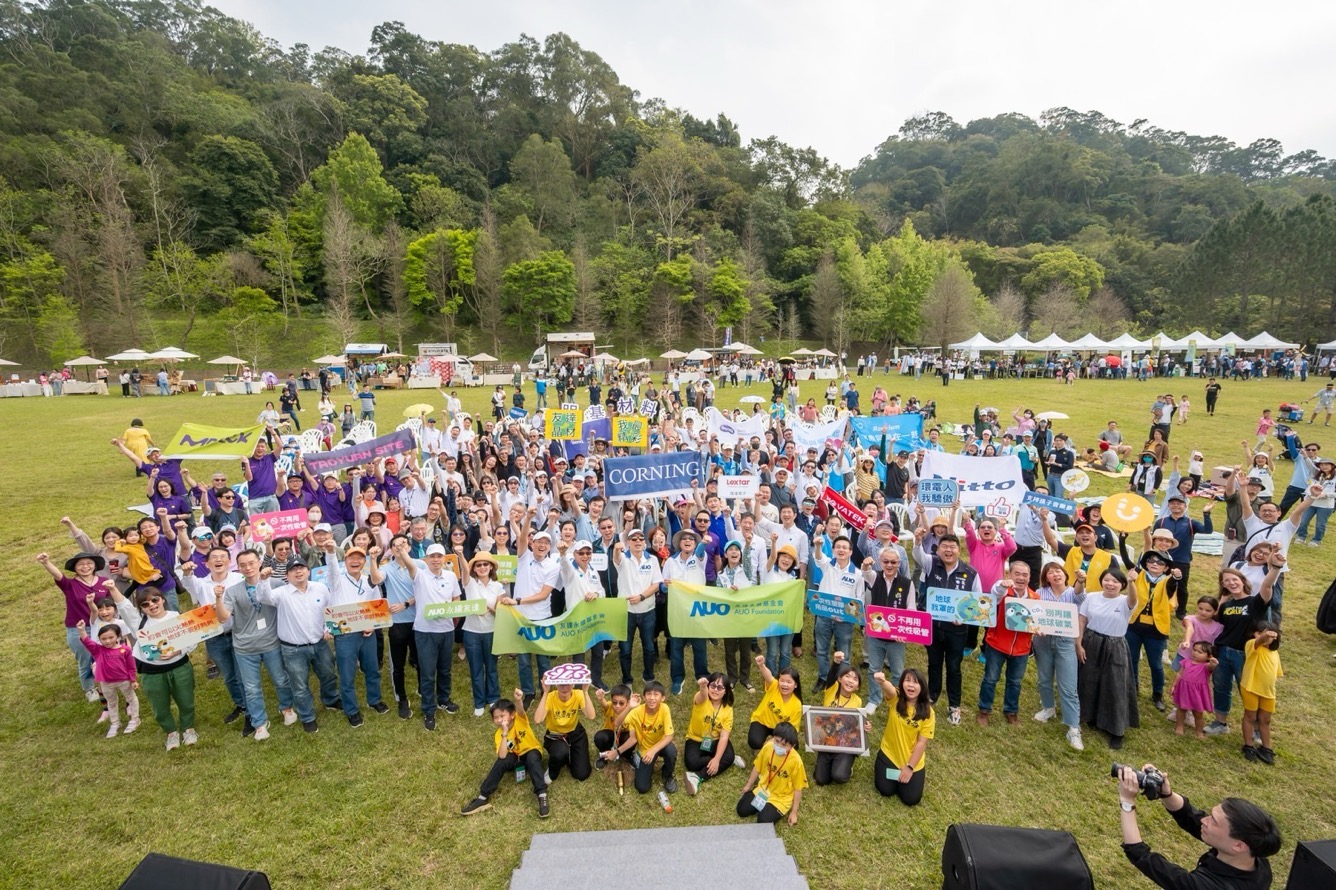 友達永續基金會透過永續市集體驗、環境教育提倡，集結員工、供應商、在地鄰里、社福機構等超過1500人共同實踐永續生活