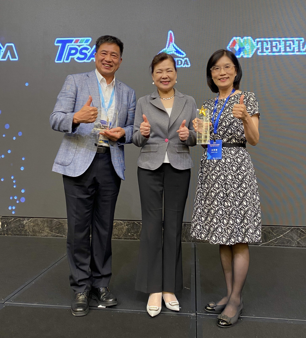 友達致力推動永續發展，於Touch Taiwan2024以3R策略貫穿Display、ESG展位實現綠色展覽目標之成果，Display展位獲綠色裝潢設計鑽質獎最高榮譽，ESG同獲金質獎殊榮。由經濟部長王美花（中）親自頒予友達光電董事長彭双浪（左）、友達光電永續長古秀華（右）