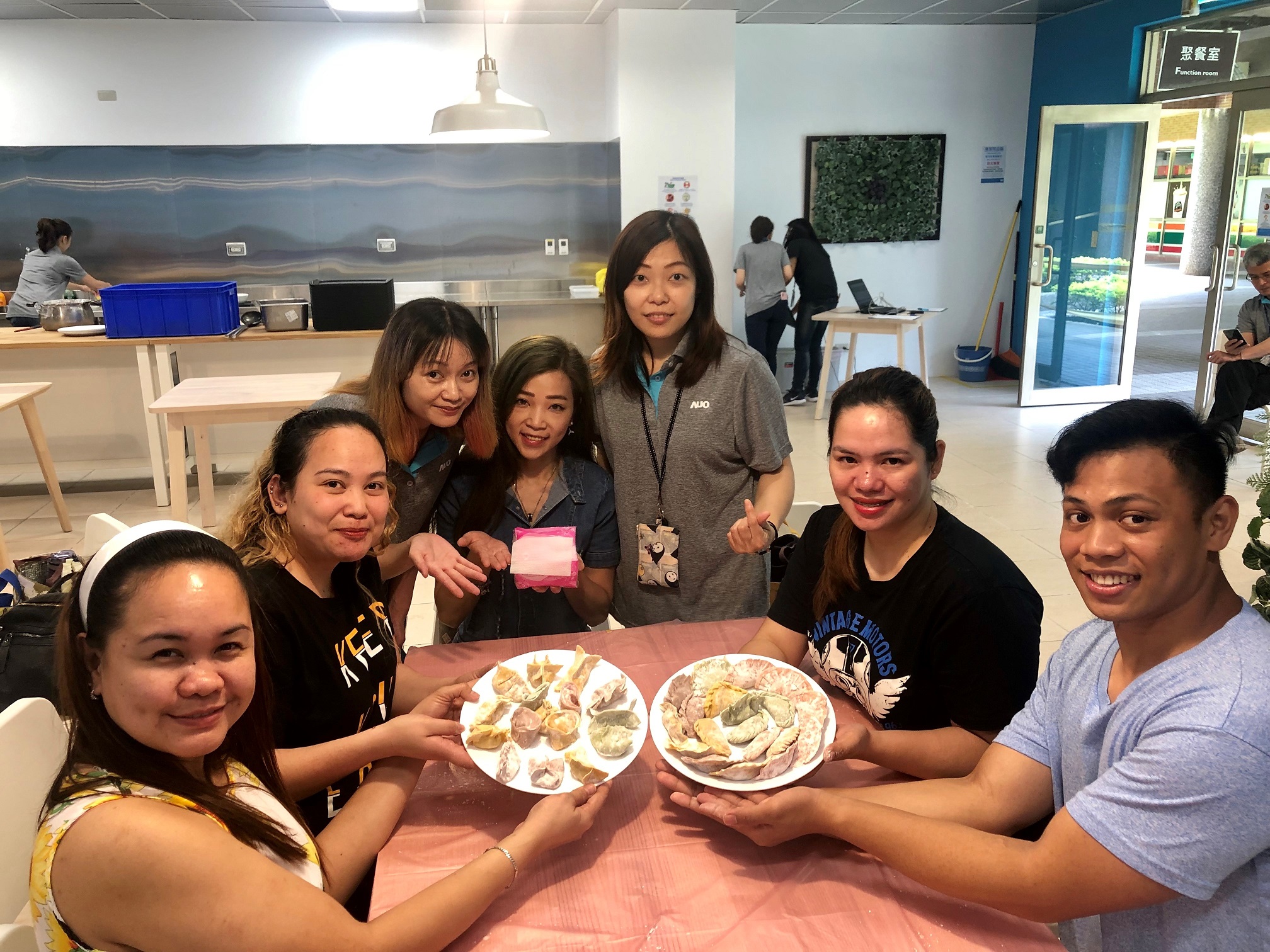 友達將DEI理念貫徹到企業文化和實踐，舉辦如台菲廚藝交流等活動，讓同仁了解彼此文化差異、培養情感