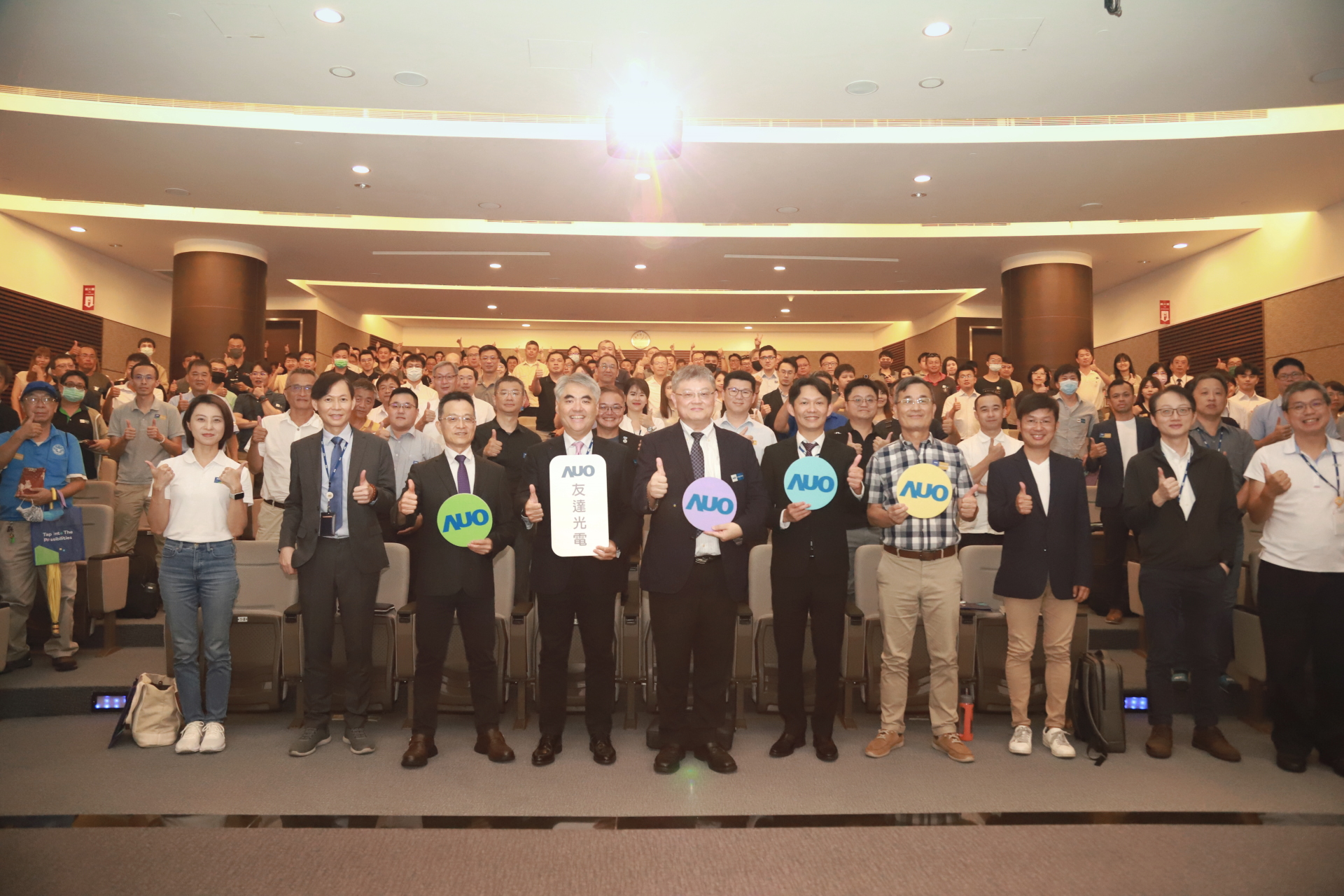 友達光電邀請領域專家共研再生能源發展、電力需求及建築物減碳等議題進行交流，盼共擘綠色永續生態圈的嶄新契機。