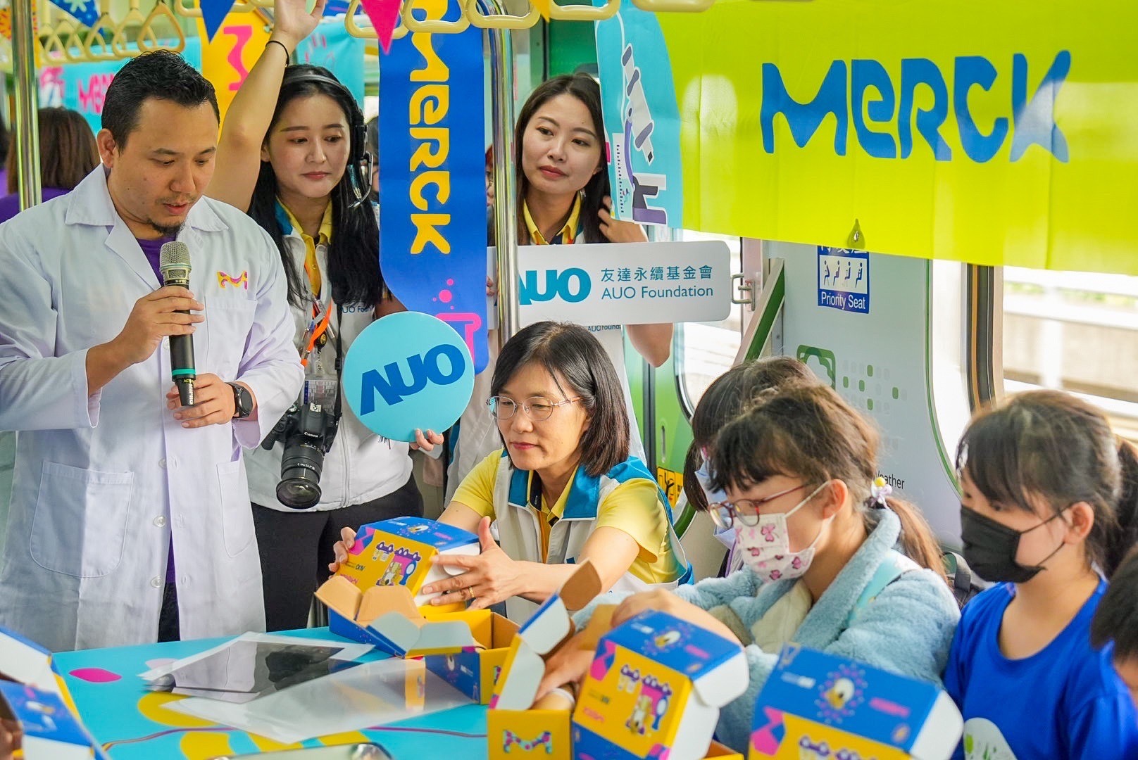 友達以光電、再生能源、水資源三大核心，設計「再生能源和循環經濟」多元永續教育主題，並攜手供應鏈夥伴默克開發創意科學教材及實作體驗，期讓永續素養透過科學探索向下扎根