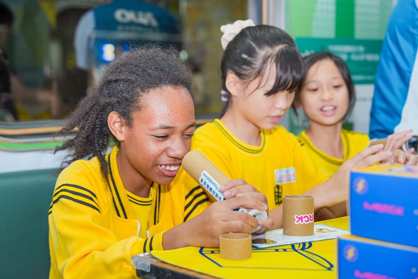 友達與默克分別回收不再使用的偏光片及液晶顯示模組，設計光電課程「玩轉光與闇」，讓學生們親手製作偏光萬花筒與簡易液晶顯示器，實踐循環再生的永續理念