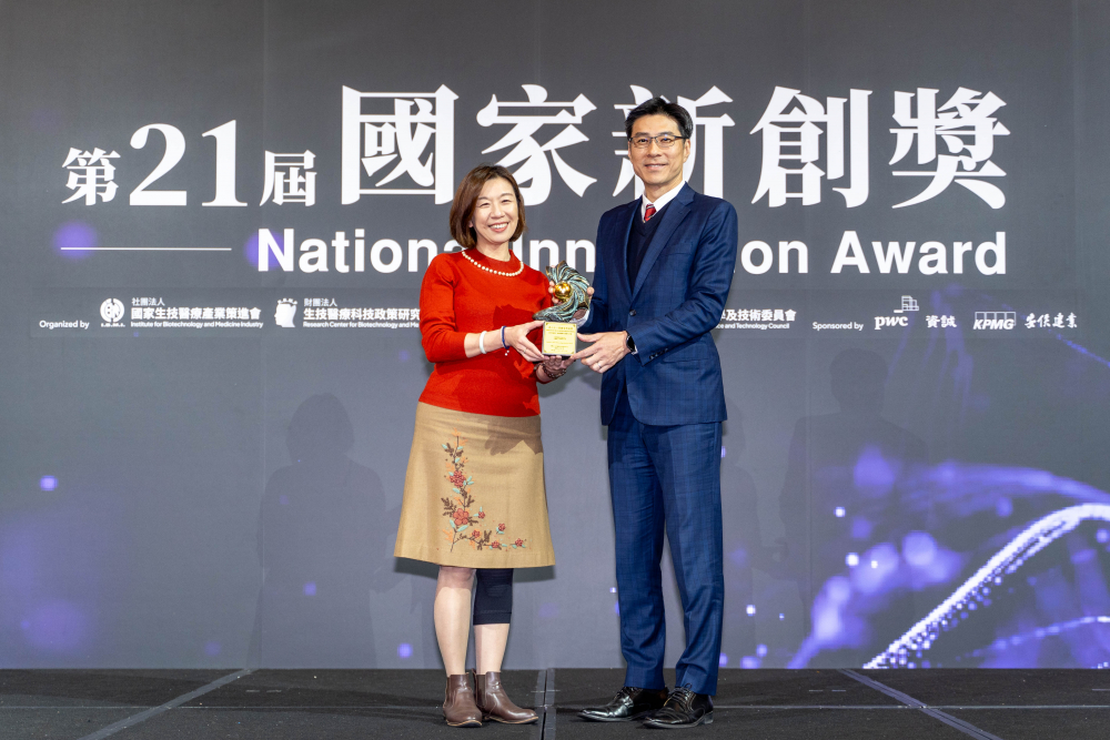 友達旗下子公司友達耘康與達擎分別以「中醫數位化檢測解決方案」及「寬視角3D醫療顯示器」獲得第二十一屆國家新創獎「智慧醫療與健康科技」類別的「企業新創獎」與「國家新創精進獎」兩項殊榮。圖左為衛生福利部政務次長林靜儀、圖右為友達光電智慧醫療事業群總經理廖世宏