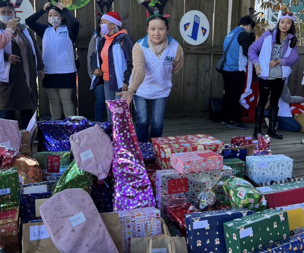 友達永續基金會「圓夢列車」年年迴響熱烈，認捐同仁精心挑選禮物、巧手包裝，整理成隊後，將祝福一一打包送出