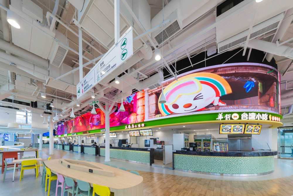 友達穩步推動雙軸轉型策略，旗下子公司達擎攜手傑可達數位與零售業者統一超商合作，為全新改裝開幕的「清水服務區」打造首創的裸視3D體驗牆