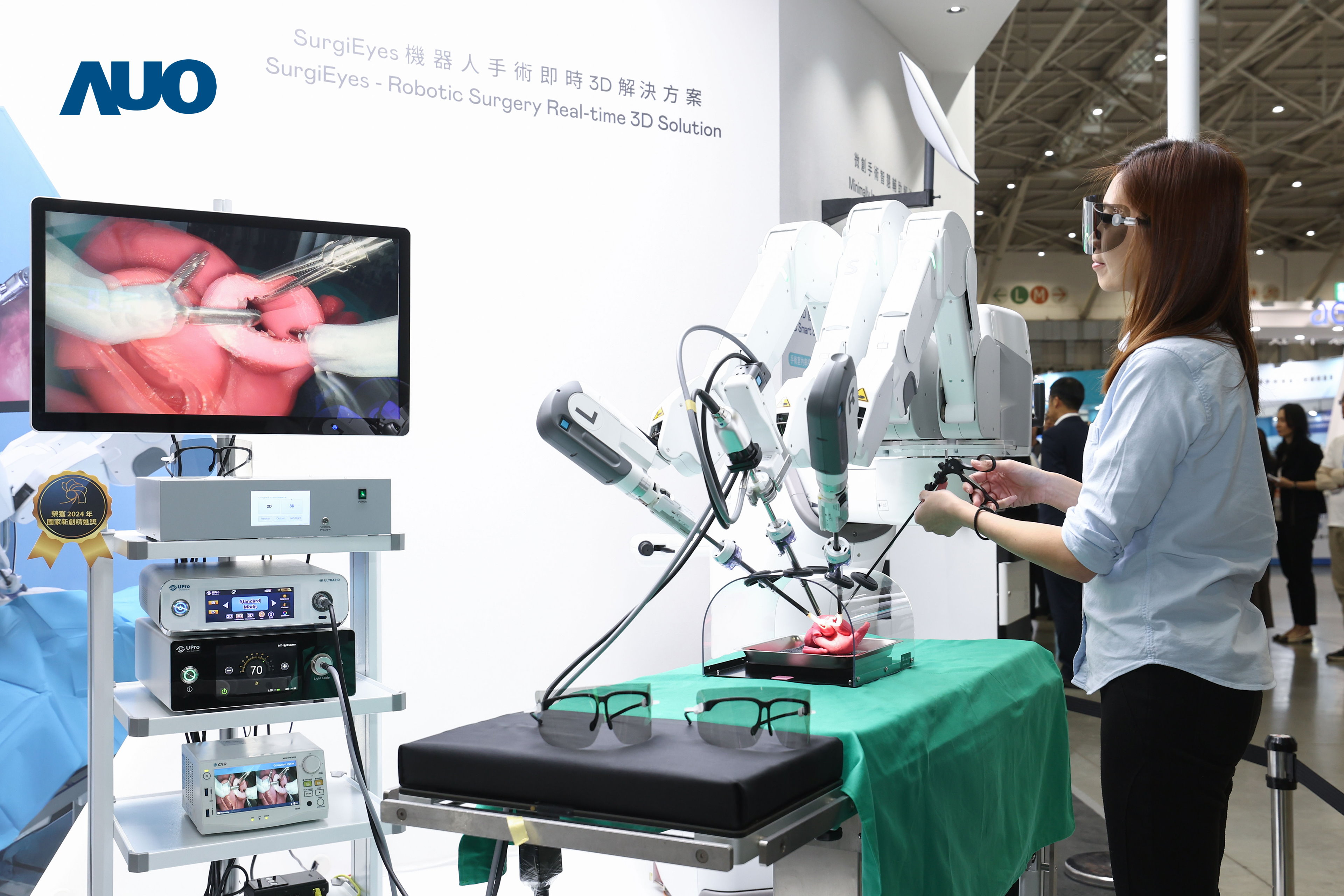 達擎以領先的3D顯示技術推出「SurgiEyes機器人手術即時3D解決方案」，整合先進3D影像處理與獨家3D垂直寬視角、廣色域的顯示技術，手術團隊可即時同步主刀醫師視角看到清晰3D影像，提升溝通效率與安全性。