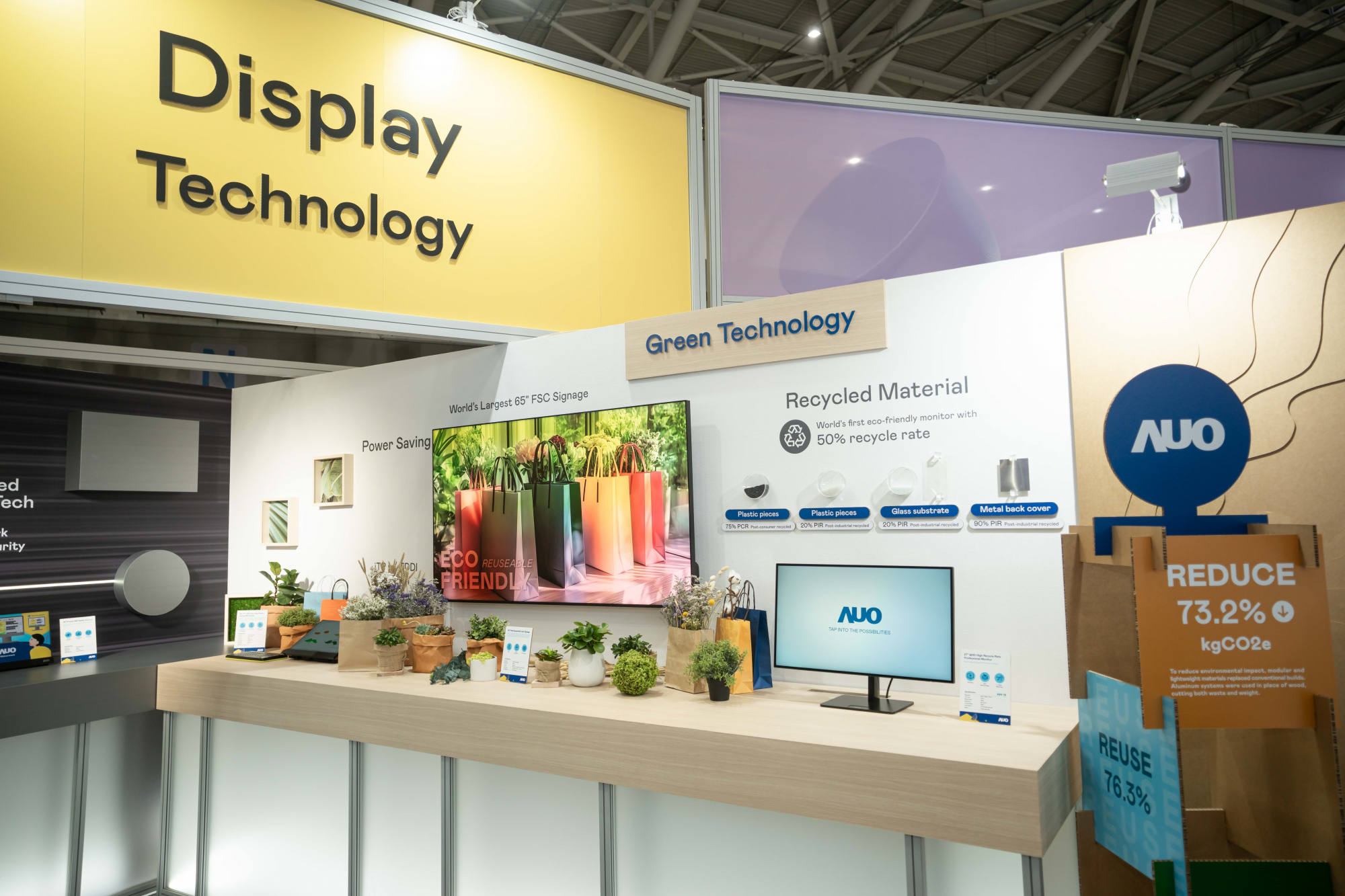 友達Touch Taiwan 2025雙展位再度獲etouch 綠色裝潢設計獎肯定；智慧顯示展位以鋁製模組系統取代傳統木作施作，並在相關裝潢物與設計使用可回收、可重複使用的材料，體現低碳與循環精神。