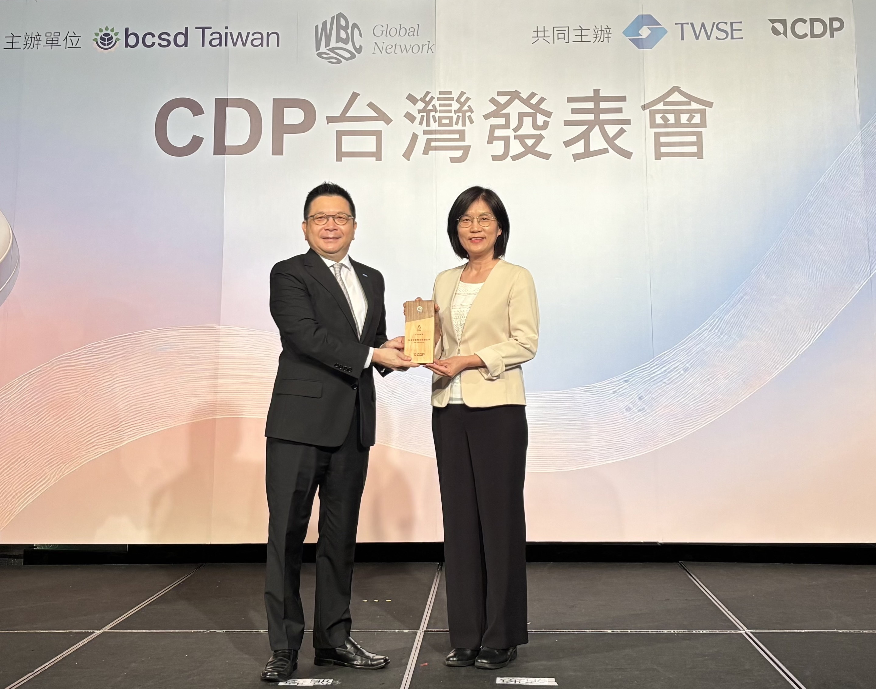友達永續成果再獲國際評比肯定，獲頒CDP氣候與水資源雙項領導力評級。今由臺灣證券交易所董事長林修銘（左）頒獎，友達光電永續長古秀華（右）代表受獎