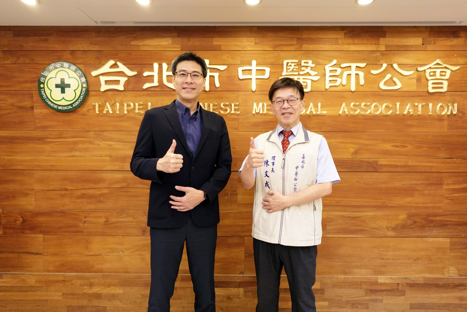 友達耘康積極推動中醫數位化，以創新技術與研發能量串連各界專家，共同建構智慧中醫生態圈；圖為友達耘康廖世宏董事長（左）與台北市中醫師公會陳文戎理事長（右）
