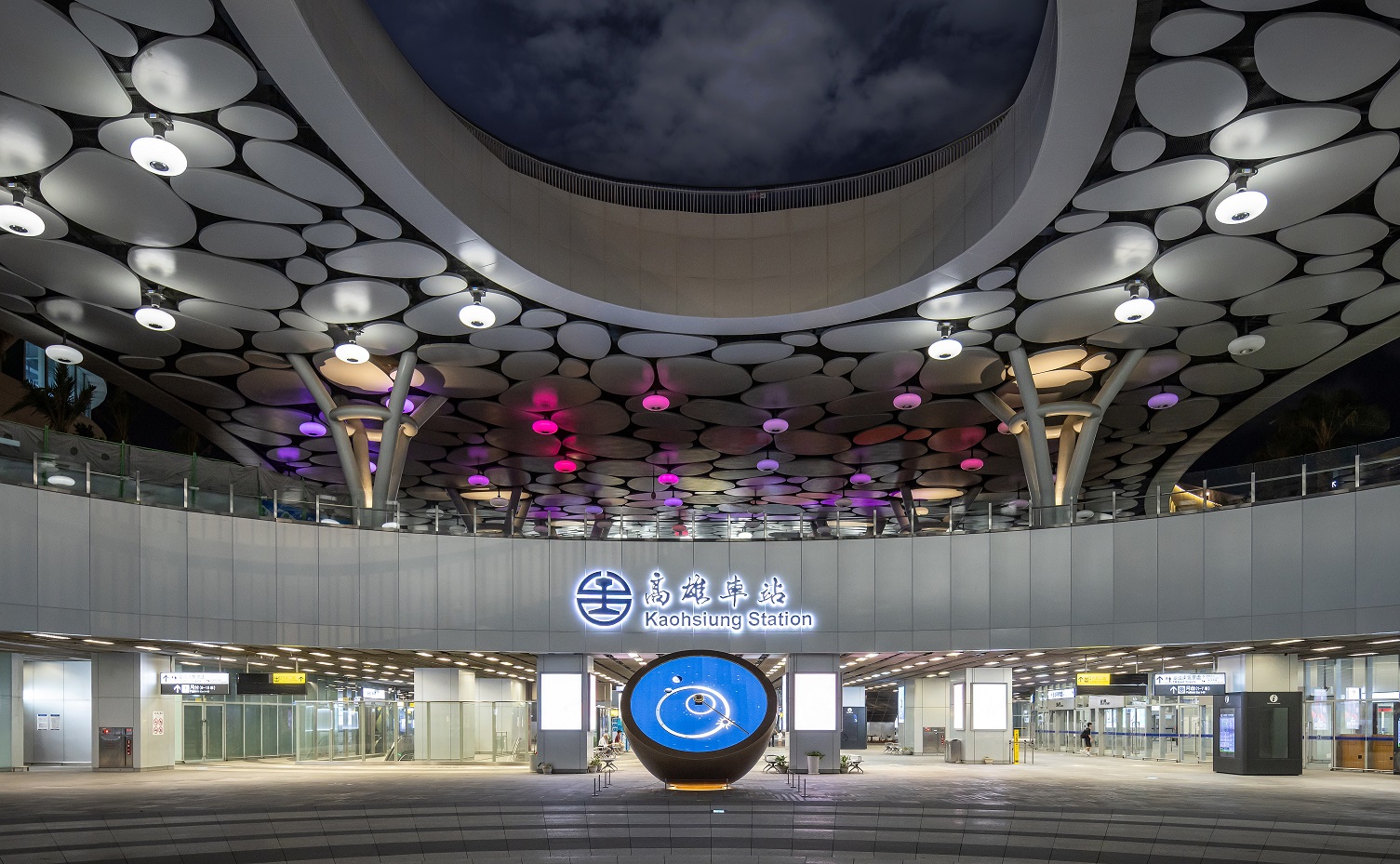 創利空間參與《高雄車站共感空間》公共藝術計畫，擔任視覺科技整合夥伴。於「看時間」天文鐘作品中提供技術指導，整合圓形LED鐘面與鐘體結構，在時間、天象星盤與空間氛圍間生動展演