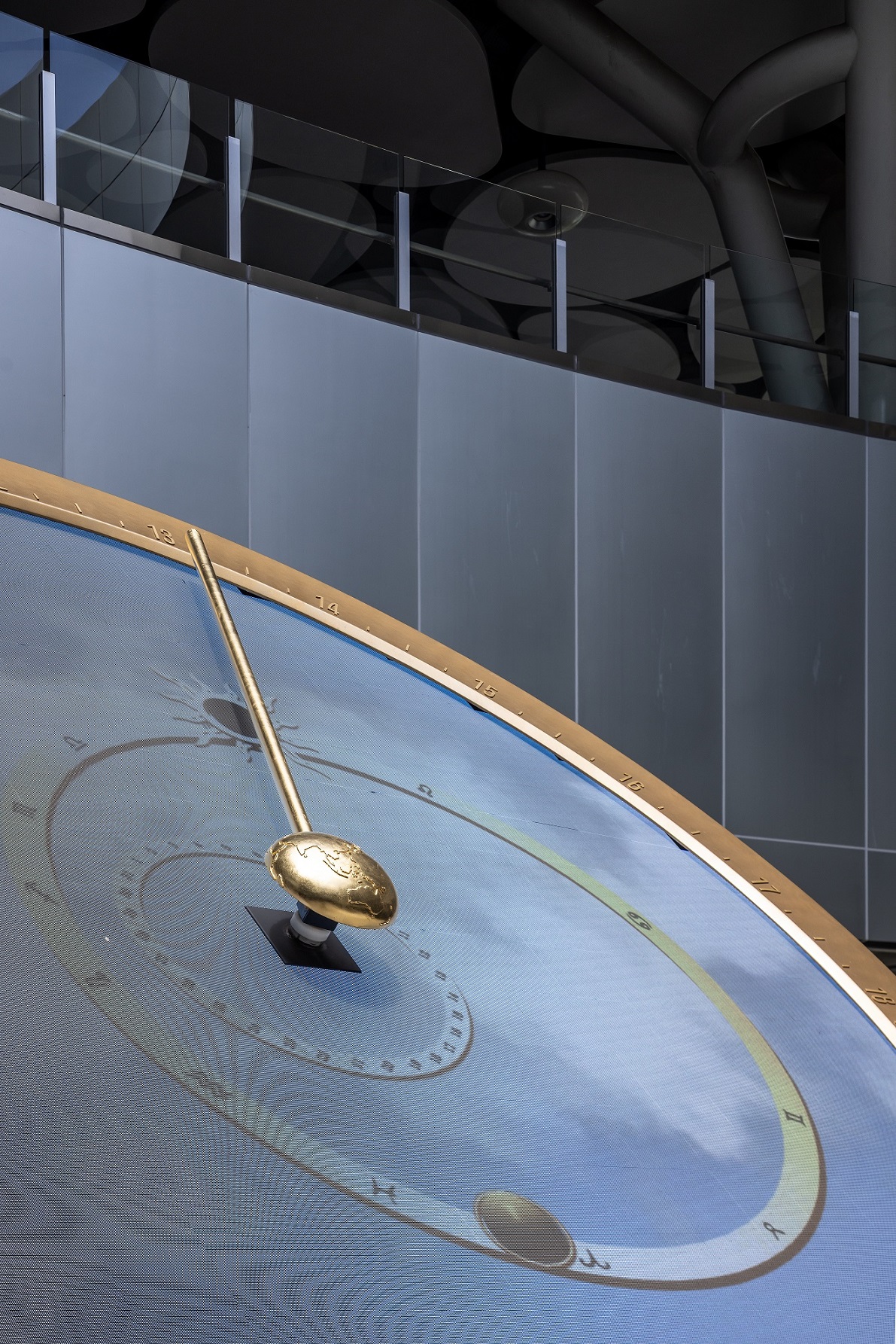 創利空間參與《高雄車站共感空間》公共藝術計畫，擔任視覺科技整合夥伴。於「看時間」天文鐘作品中提供技術指導，整合圓形LED鐘面與鐘體結構，在時間、天象星盤與空間氛圍間生動展演