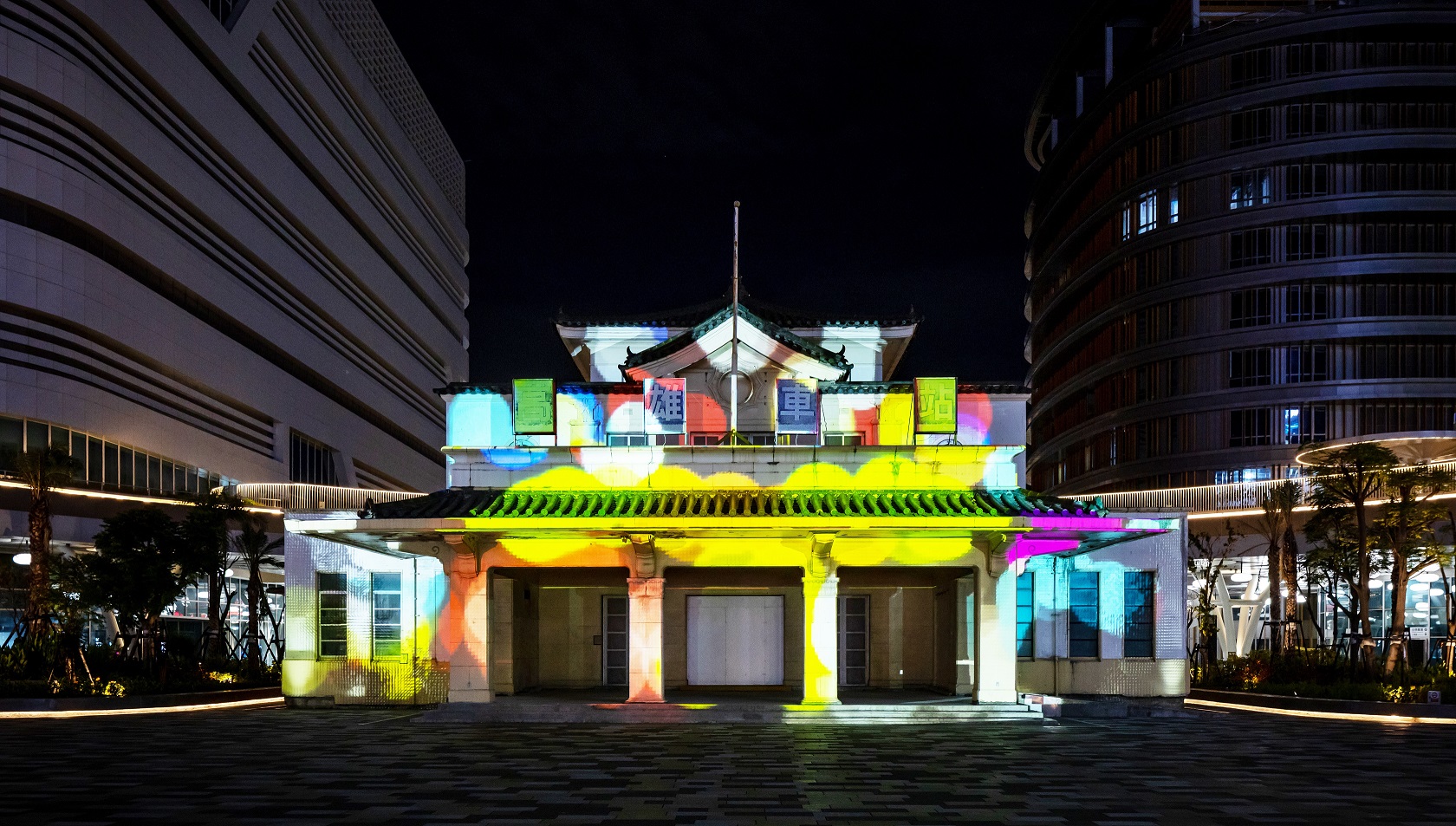 「映回憶」這項建築光雕作品展演高雄車站老站體回歸歷程，創利空間協助設計團隊精準呈現建築線條與歷史意象，並納入交通安全考量而調整光影呈現，展現整合技術與空間敏感度