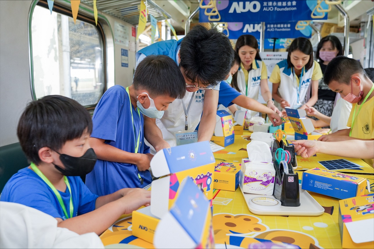 今年友達設計「光電、再生能源、水資源」三大課程主題，攜手供應鏈夥伴默克及大豐環保，以循環經濟理念開發創意教材