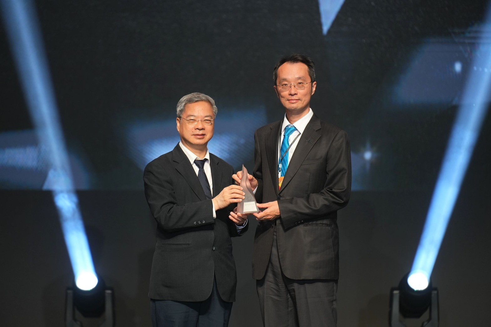 「友達「177吋高透明度Micro LED顯示器」獲得台灣精品銀質獎，由友達光電顯示產品研發總部副總經理吳仰恩（右）代表領獎