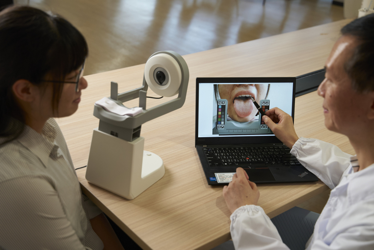 友達耘康的「舌象辨識軟體」則運用AI與大數據技術，可快速辨識舌色、舌形、苔色、苔質等特徵，顯著提升舌象辨識效率，優化檢測流程。