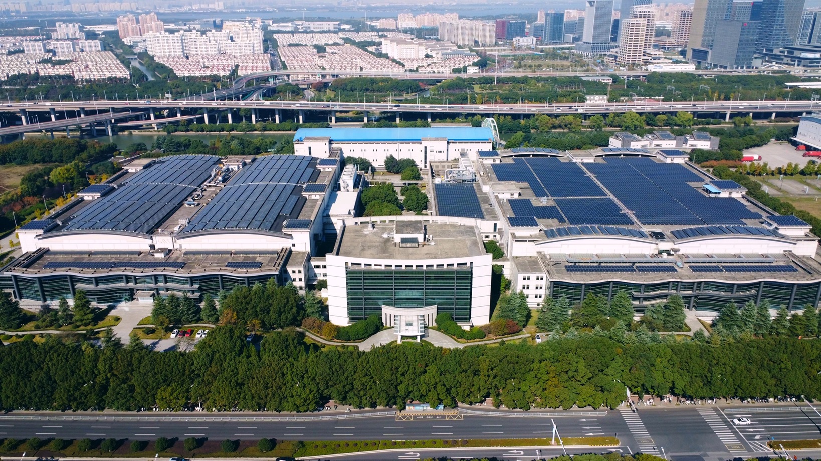 友達光電蘇州廠獲世界經濟論壇評選為「人才燈塔工廠」，為全球顯示器產業首家獲此殊榮